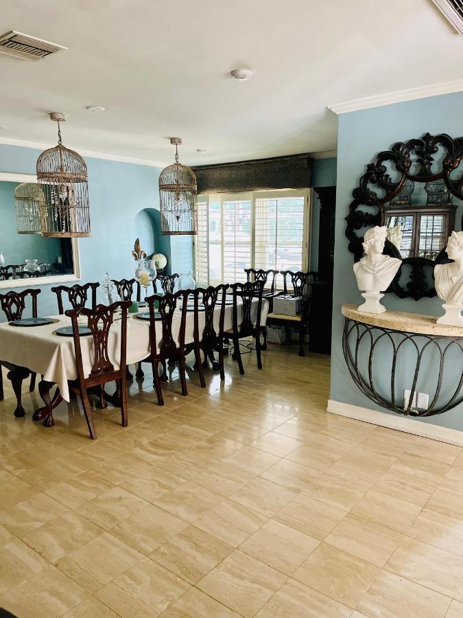 Women Only Private Room Big Estate View Pool Oasis Encino Sherman Oaks 405-101 Homestay *