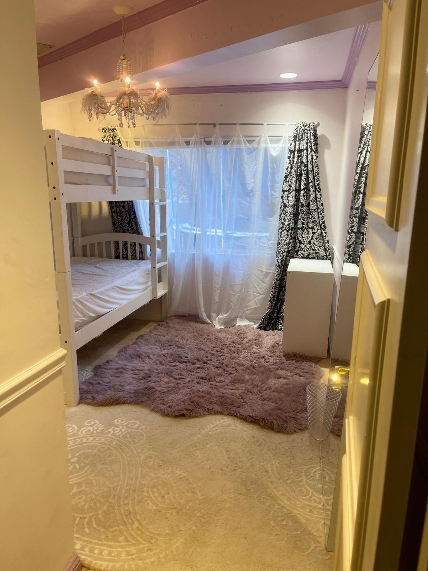 Homestay Women Only Private Room Big Estate View Pool Oasis Encino Sherman Oaks 405-101 Los Angeles